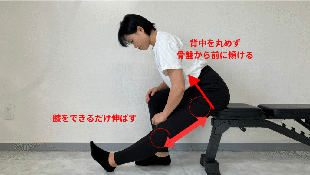 椅子に座ってハムストリングス・ストレッチ